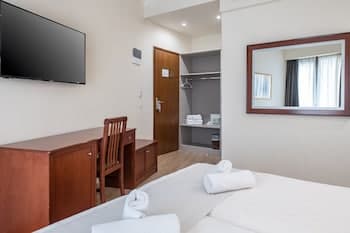 Golden City Hotel	 3