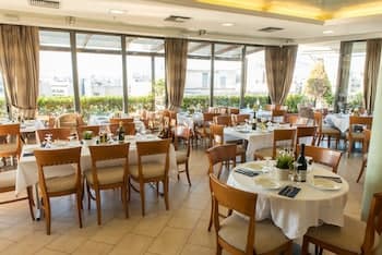 Golden City Hotel	 5